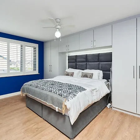 Feriehus Modern Clonsilla Townhouse Sleeps 6