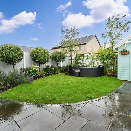 Modern Clonsilla Townhouse Sleeps 6