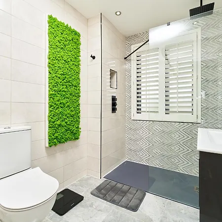 Nyaraló Modern Clonsilla Townhouse Sleeps 6
