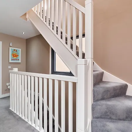 Modern Clonsilla Townhouse Sleeps 6 *
