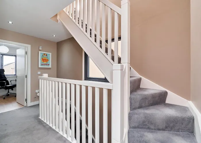 Modern Clonsilla Townhouse Sleeps 6 *